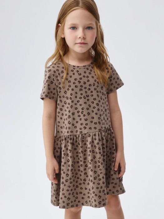 трикотажное платье с принтом для девочек от бренда sela вид слева