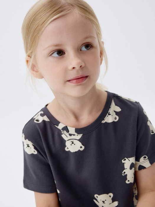 трикотажное платье с принтом для девочек от бренда sela вид слева