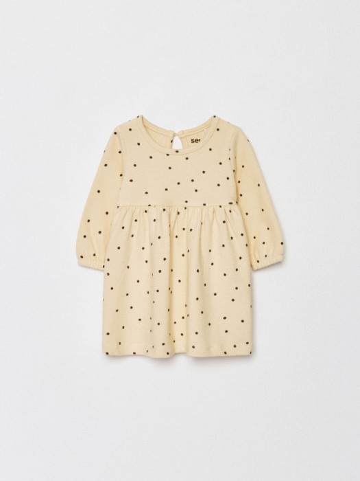 трикотажное платье с принтом для малышей от бренда sela вид слева