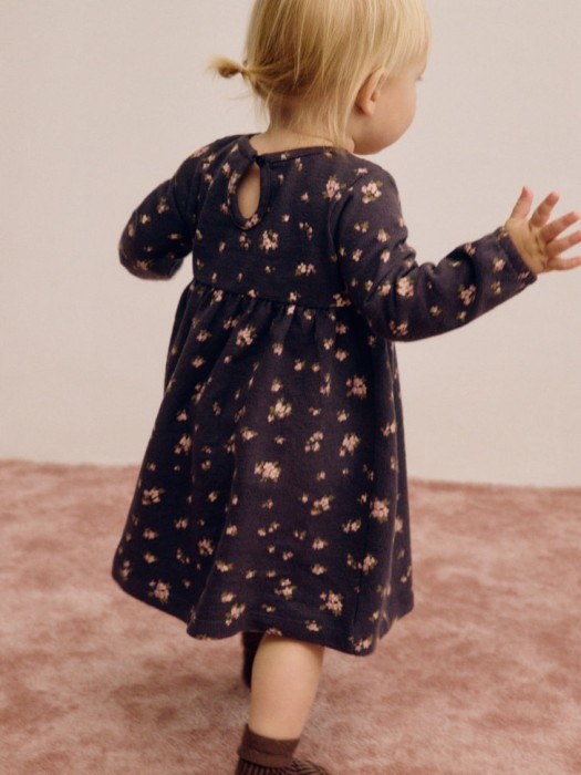 трикотажное платье с принтом для малышей от бренда sela вид слева
