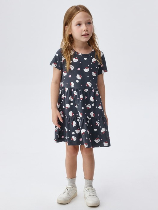 трикотажное платье с принтом hello kitty для девочек от бренда sela вид слева