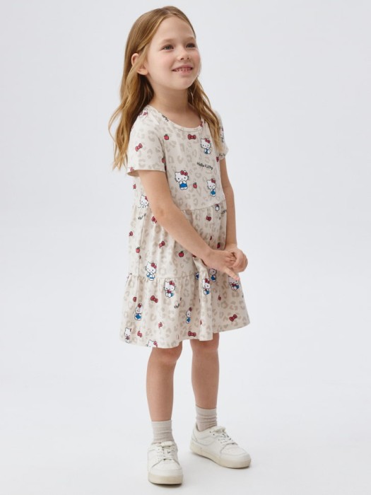 трикотажное платье с принтом hello kitty для девочек от бренда sela вид слева
