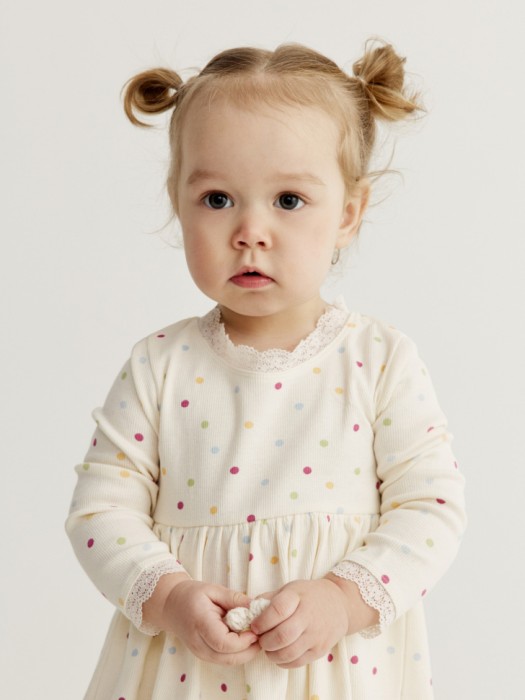трикотажное платье в горошек для малышей от бренда sela вид слева