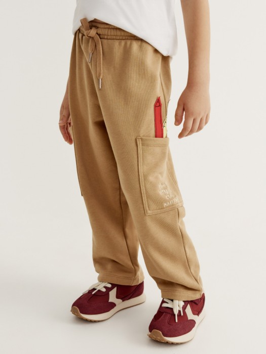 трикотажные брюки для мальчиков из коллекции art people с «обществом юных архитекторов» от бренда sela вид слева