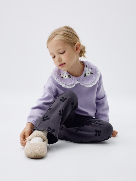 трикотажные брюки клеш с принтом для девочек от бренда sela вид слева