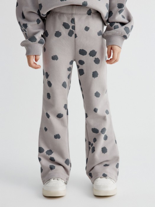 трикотажные брюки клеш с принтом для девочек от бренда sela вид слева