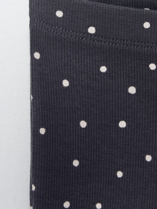 трикотажные брюки клеш в рубчик для малышей от бренда sela вид слева