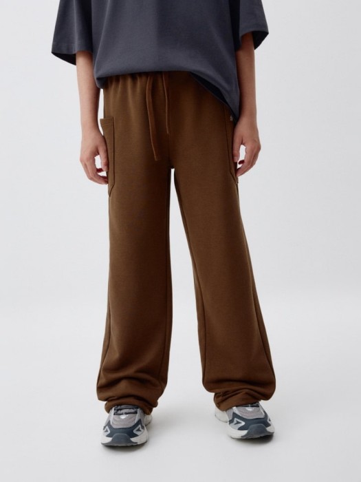 трикотажные брюки с карманами для мальчиков от бренда sela вид слева