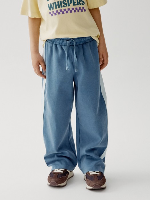 трикотажные брюки с лампасами для мальчиков от бренда sela вид слева