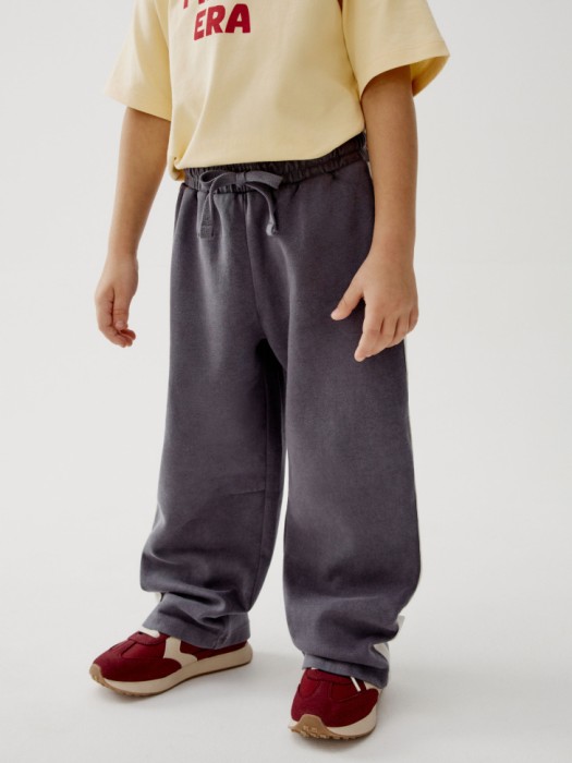 трикотажные брюки с лампасами для мальчиков от бренда sela вид слева