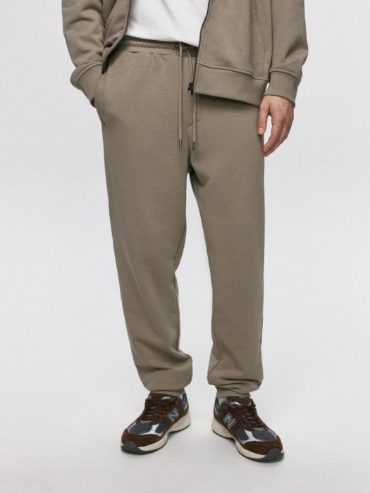 трикотажные джоггеры со средней посадкой от бренда sela вид слева