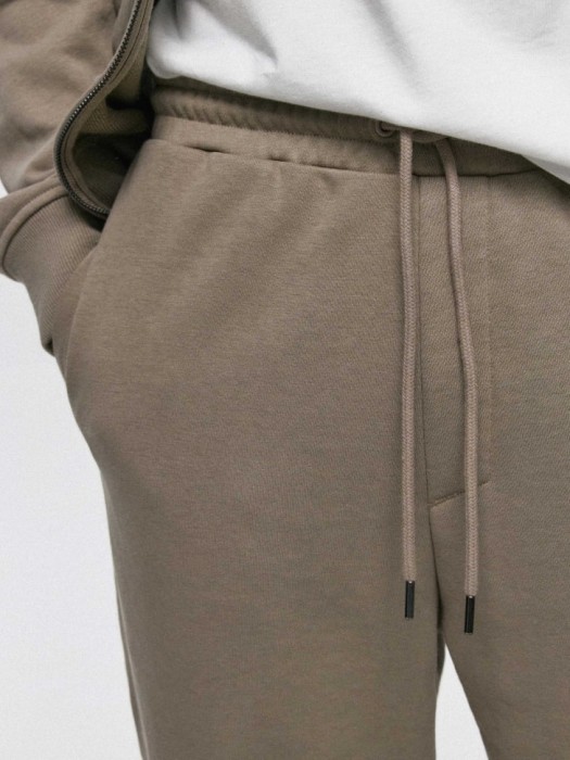 трикотажные джоггеры со средней посадкой из россии вид сбоку