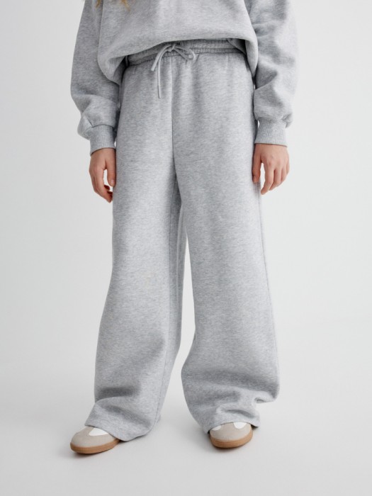 трикотажные широкие брюки для девочек от бренда sela вид слева