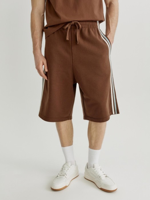 трикотажные шорты бермуды с лампасами от бренда sela вид слева