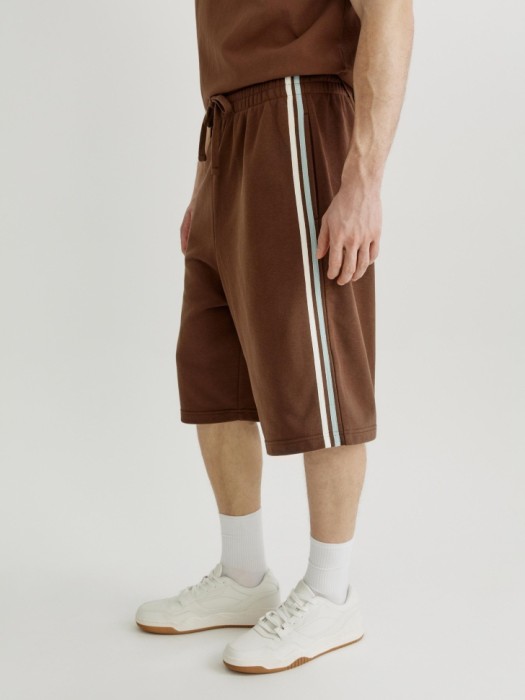 трикотажные шорты бермуды с лампасами по цене 2999 руб вид справа