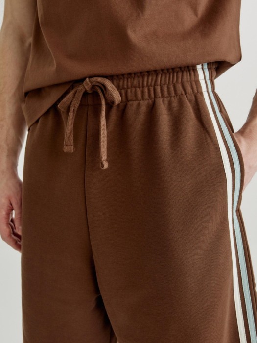 трикотажные шорты бермуды с лампасами из россии вид сбоку