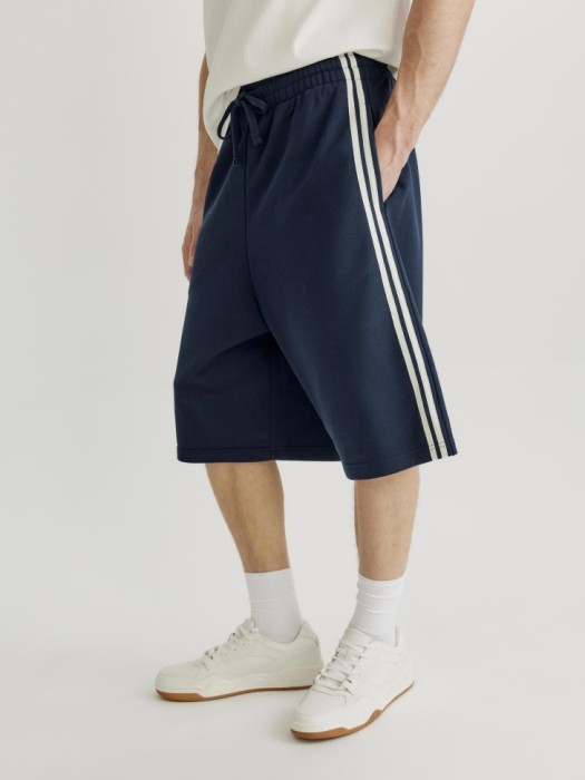 трикотажные шорты бермуды с лампасами от бренда sela вид слева