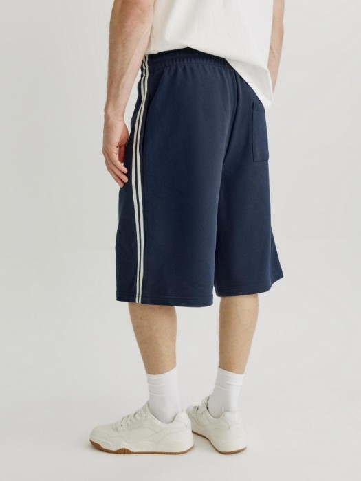 трикотажные шорты бермуды с лампасами по цене 2999 руб вид справа