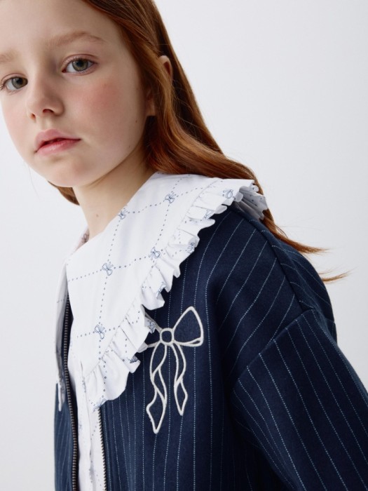 трикотажный бомбер в полоску для девочек от бренда sela вид слева