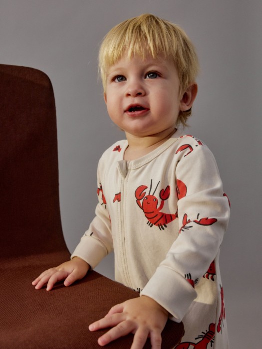 трикотажный комбинезон с принтом для малышей от бренда sela вид слева