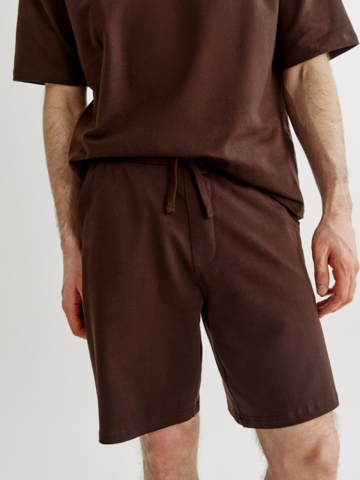 трикотажный костюм из футболки и шорт от бренда sela вид слева