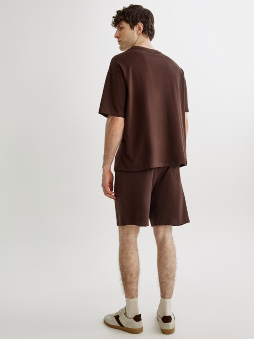 трикотажный костюм из футболки и шорт по цене 2999 руб вид справа