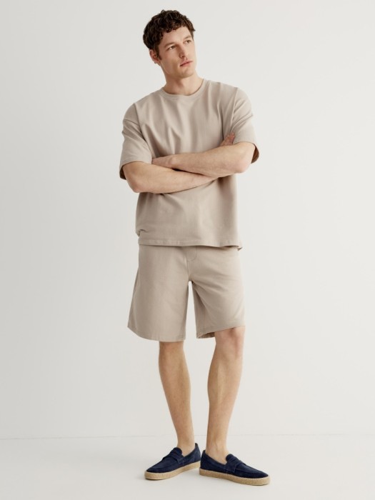 трикотажный костюм из футболки и шорт от бренда sela вид слева