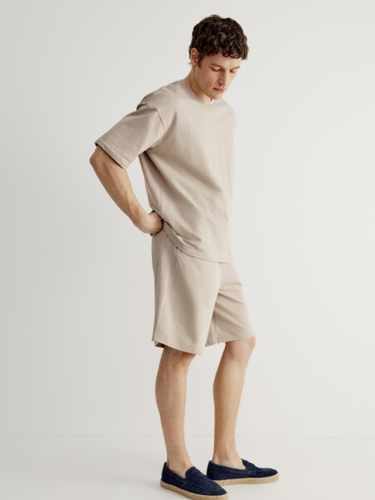 трикотажный костюм из футболки и шорт по цене 2999 руб вид справа