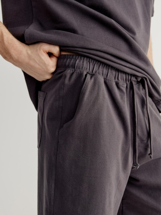 трикотажный костюм из футболки и шорт по цене 2999 руб вид справа