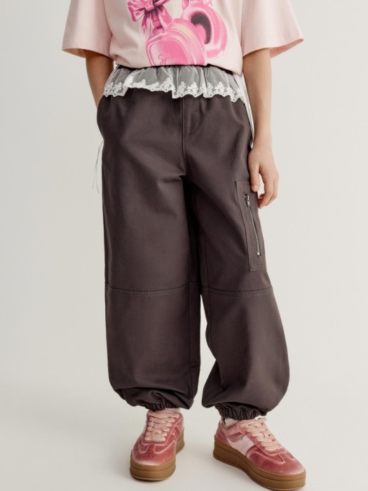 твиловые брюки с кружевной оборкой для девочек от бренда sela вид слева