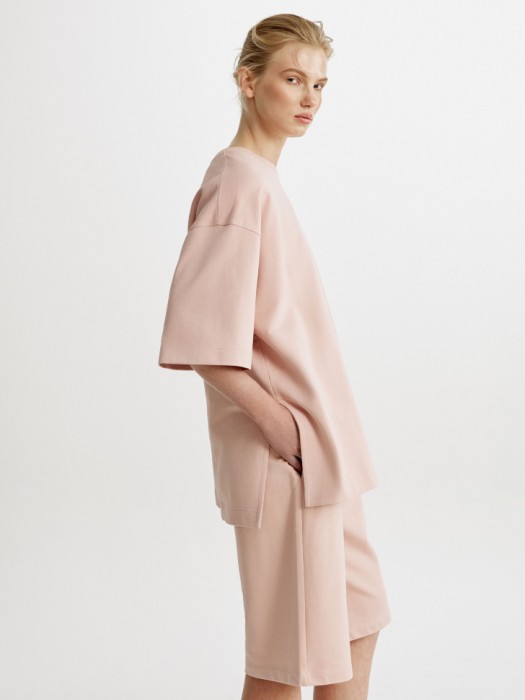 удлиненная футболка оверсайз из футера из россии вид сбоку