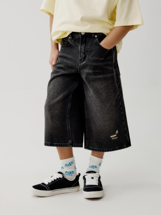 удлиненные джинсовые шорты для мальчиков от бренда sela вид слева