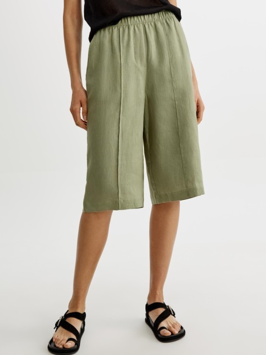 удлиненные шорты-бермуды со стрелками из льна от бренда sela вид слева