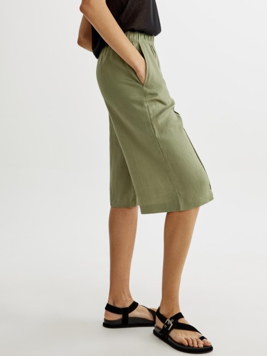 удлиненные шорты-бермуды со стрелками из льна по цене 3799 руб вид справа