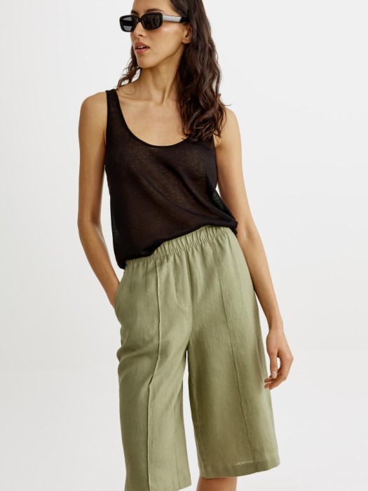 удлиненные шорты-бермуды со стрелками из льна из россии вид сбоку