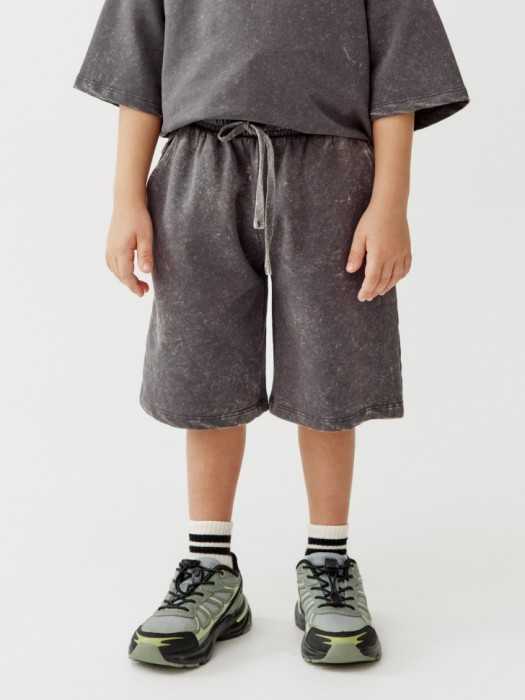 удлиненные шорты с эффектом стирки для мальчиков от бренда sela вид слева