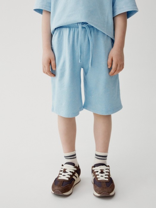 удлиненные шорты с эффектом стирки для мальчиков от бренда sela вид слева