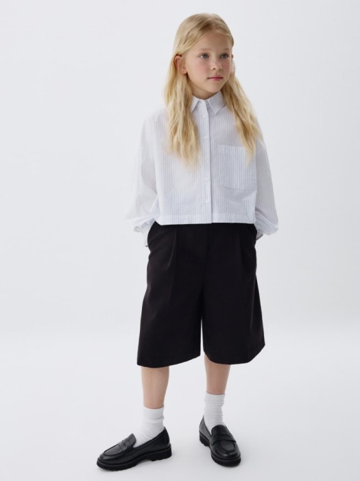 удлиненные шорты с защипами для девочек от бренда sela вид слева