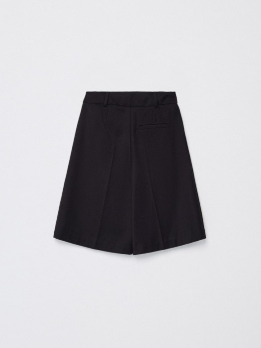 удлиненные шорты с защипами для девочек по цене 1799 руб вид справа