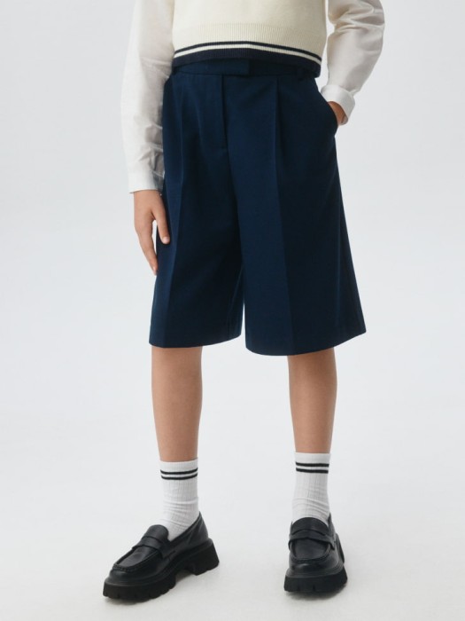 удлиненные шорты с защипами для девочек от бренда sela вид слева