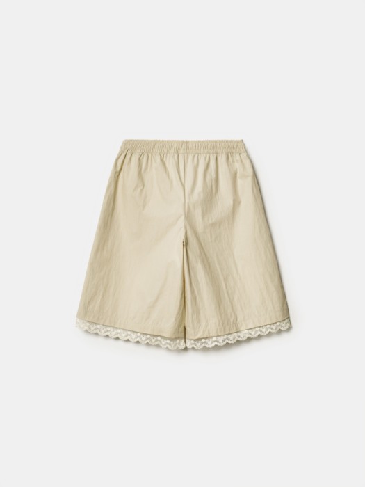 удлиненные шорты в спортивном стиле для девочек из россии вид сбоку