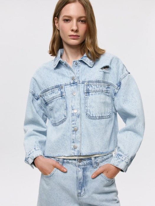 укороченная джинсовая куртка от бренда sela вид слева