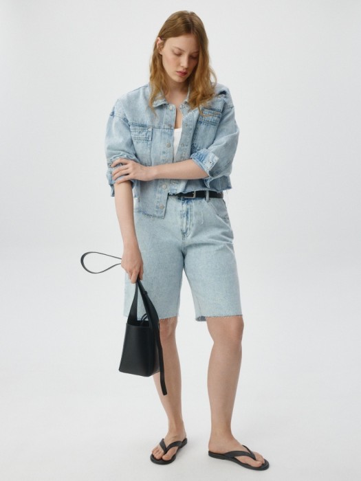 укороченная джинсовая куртка по цене 3999 руб вид справа