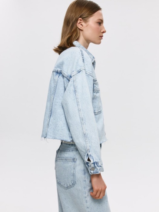 укороченная джинсовая куртка из хлопка спереди