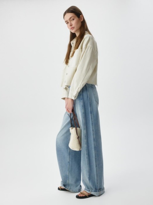 укороченная джинсовая куртка от бренда sela вид слева