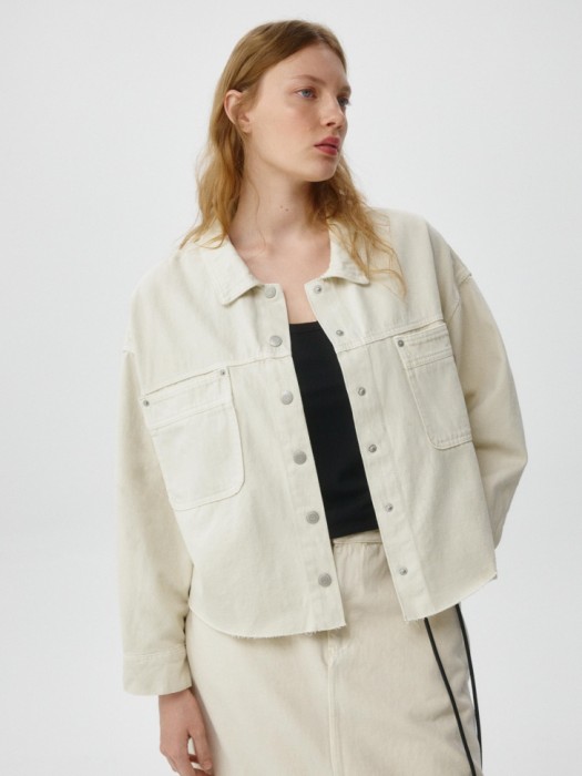 укороченная джинсовая куртка по цене 3999 руб вид справа