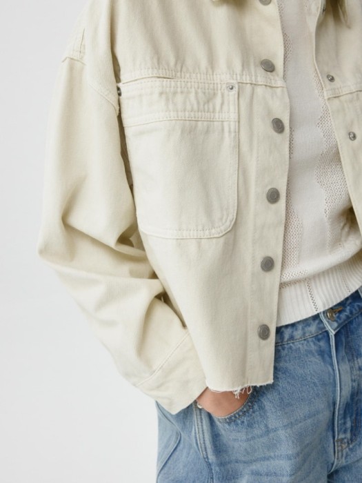 укороченная джинсовая куртка из россии вид сбоку