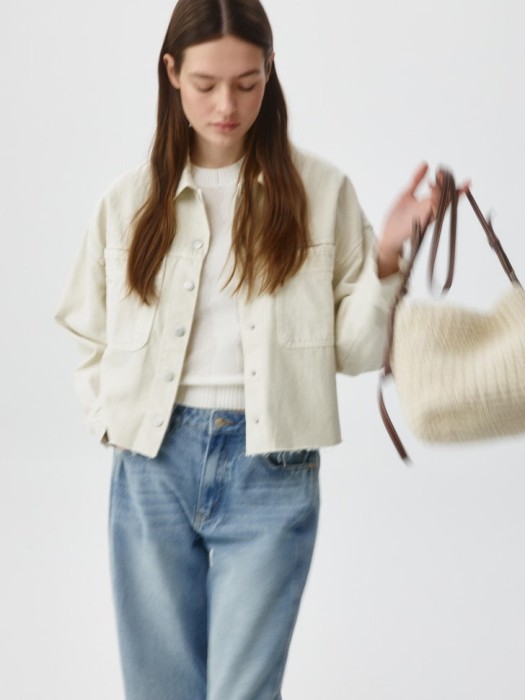 укороченная джинсовая куртка из хлопка спереди