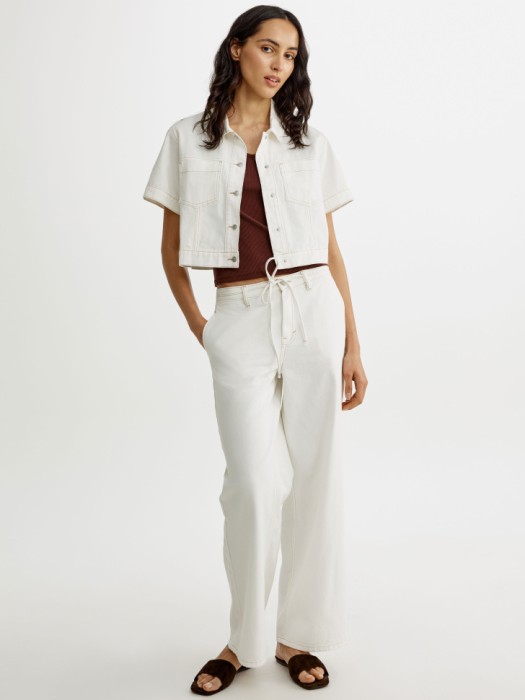 укороченная джинсовая рубашка с коротким рукавом от бренда sela вид слева