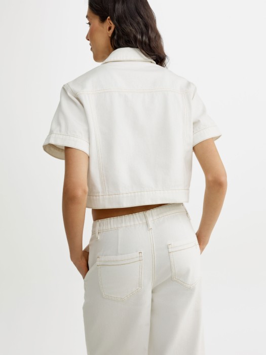 укороченная джинсовая рубашка с коротким рукавом по цене 4299 руб вид справа